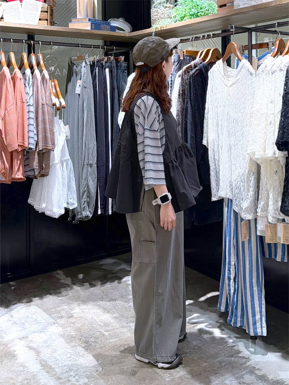 グリーン系のその他パンツ、グレー系のTシャツ/カットソー、ブラック系のベストを着用したレディースの夏コーディネートの5枚目の写真