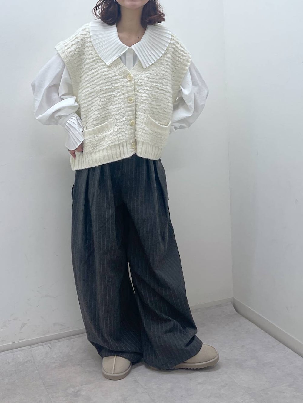 その他のスリッポン、グレー系のその他パンツ、ベージュ系のベストを着用したレディースの冬コーディネートの3枚目の写真