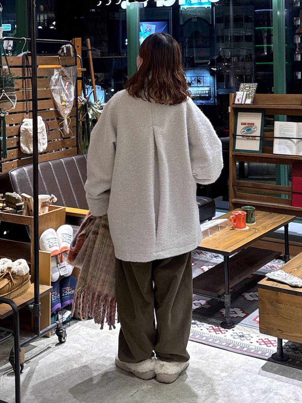 ベージュ系のスリッポン、グレー系のブルゾン、ブラウン系のその他パンツを着用したレディースの秋コーディネートの3枚目の写真