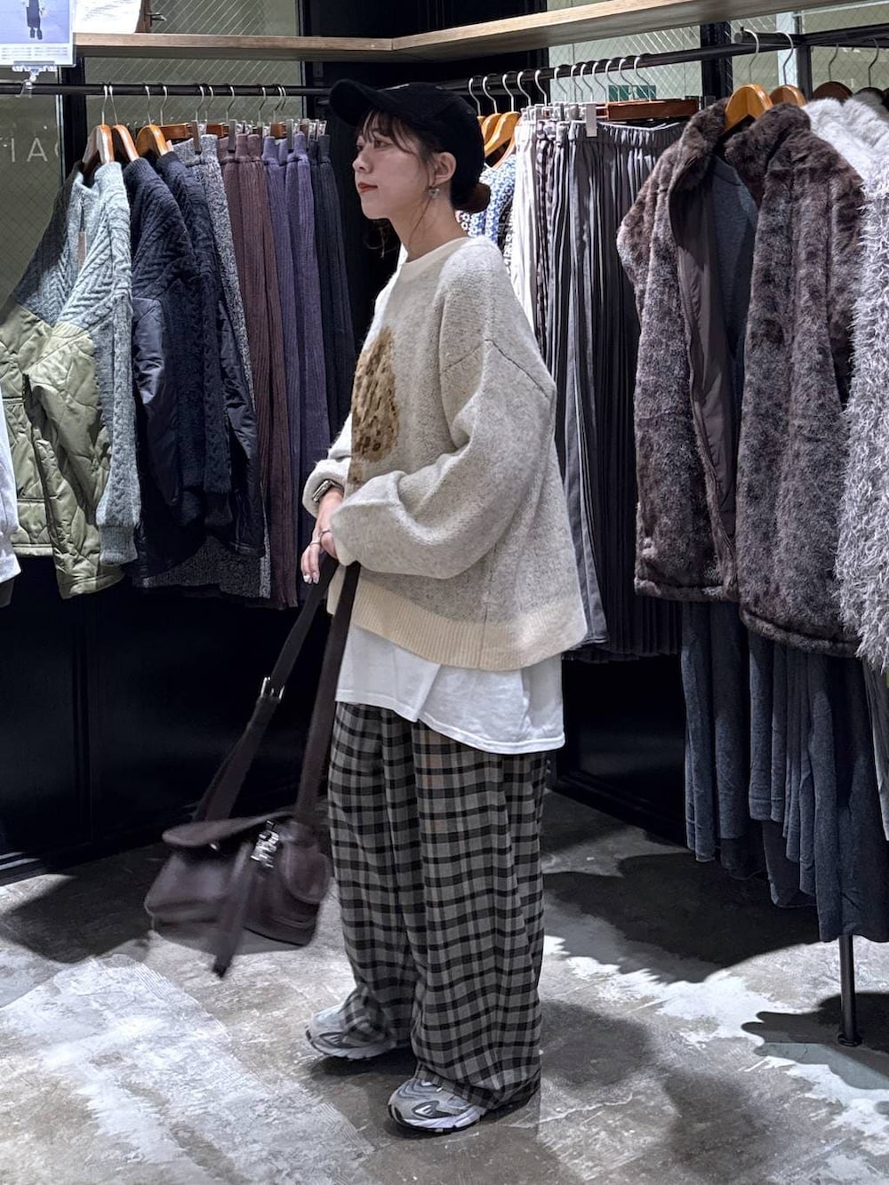 ホワイト系のTシャツ/カットソー、ブラウン系のその他パンツ、ブラウン系のその他アウターを着用したレディースの秋コーディネートの5枚目の写真