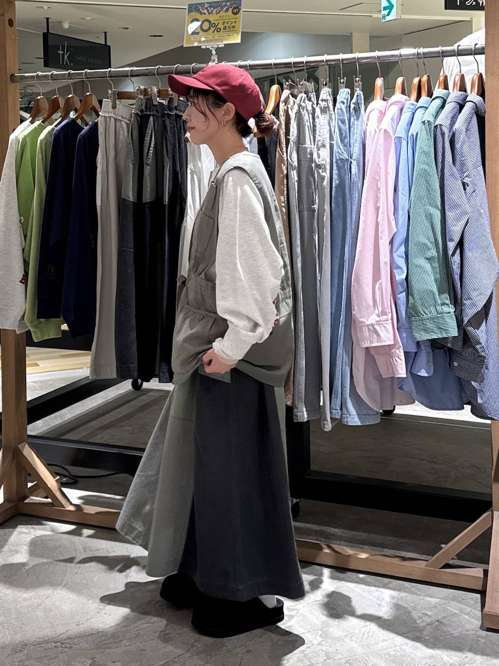 グリーン系のベスト、ブラック系のモカシン/デッキシューズ、グレー系のスウェットを着用したレディースの春コーディネートの2枚目の写真