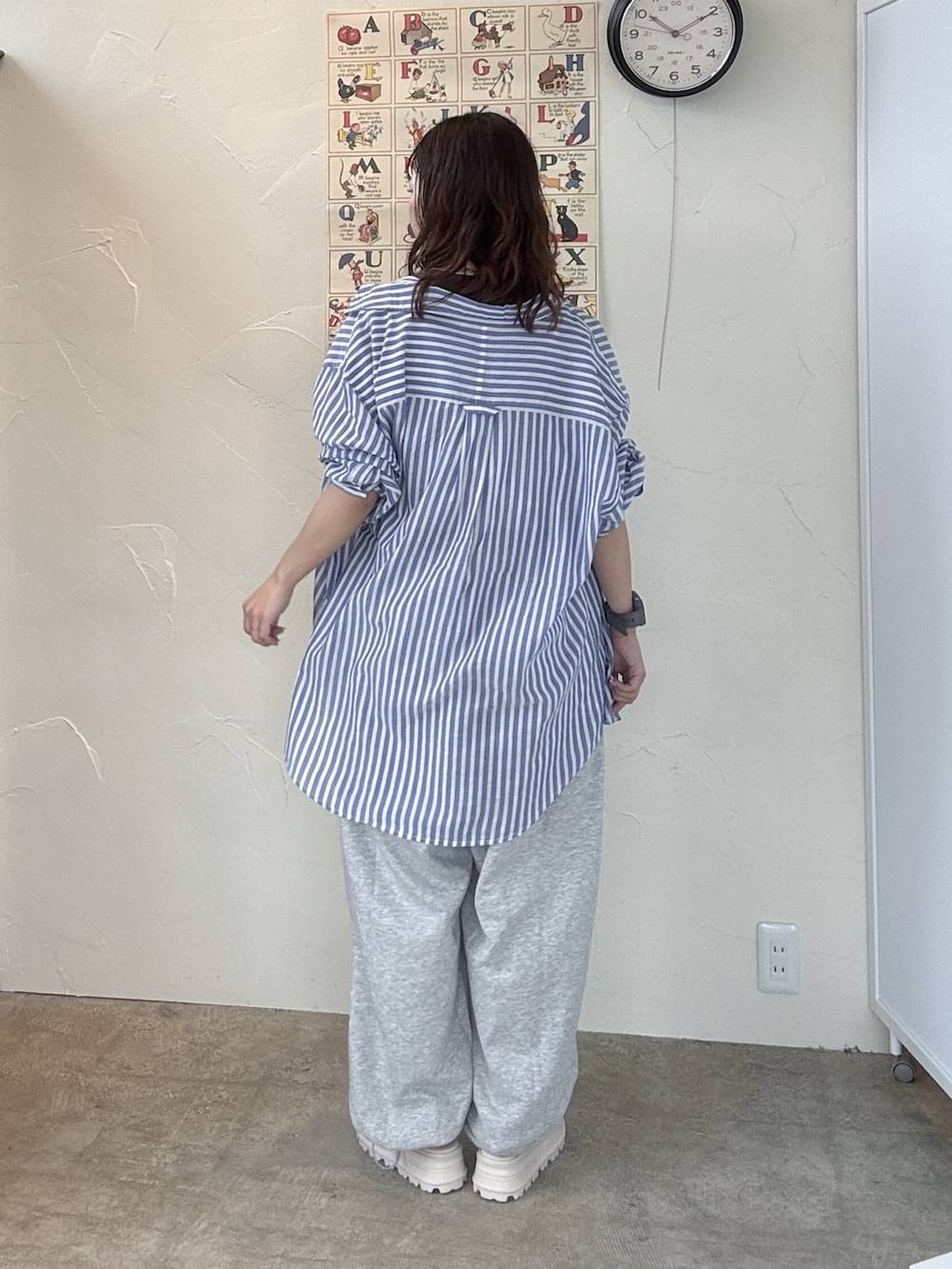ブルー系のシャツ/ブラウス、ブラウン系のTシャツ/カットソー、ブラック系のボディバッグ/ウエストポーチを着用したレディースの春コーディネートの3枚目の写真