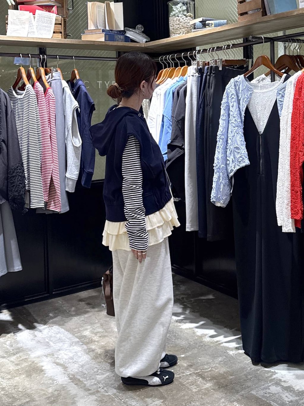 グレー系のスウェットパンツ、ブルー系のTシャツ/カットソー、その他のショルダーバッグを着用したレディースの春コーディネートの5枚目の写真