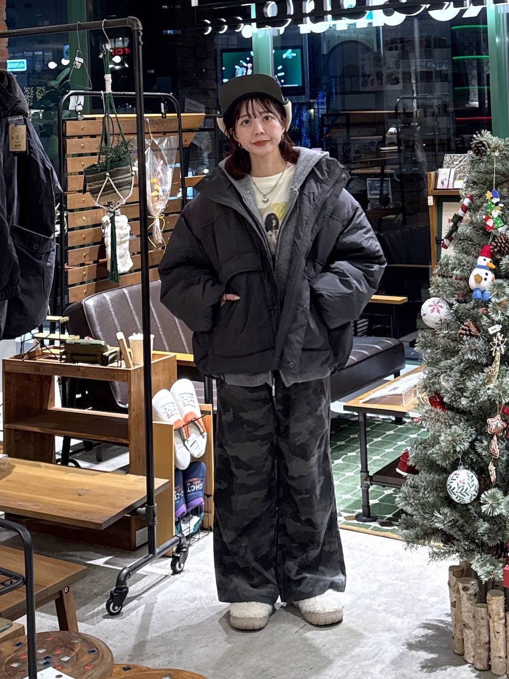 ベージュ系のスリッポン、グレー系のブルゾン、その他のその他パンツを着用したレディースの冬コーディネートの6枚目の写真