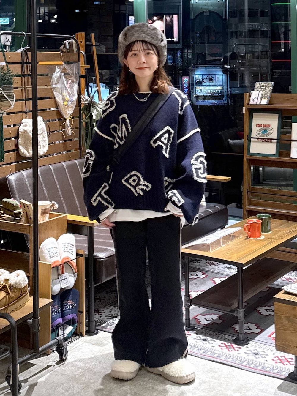 ベージュ系のスリッポン、ホワイト系のTシャツ/カットソー、ブラック系のその他パンツを着用したレディースの秋コーディネートの4枚目の写真