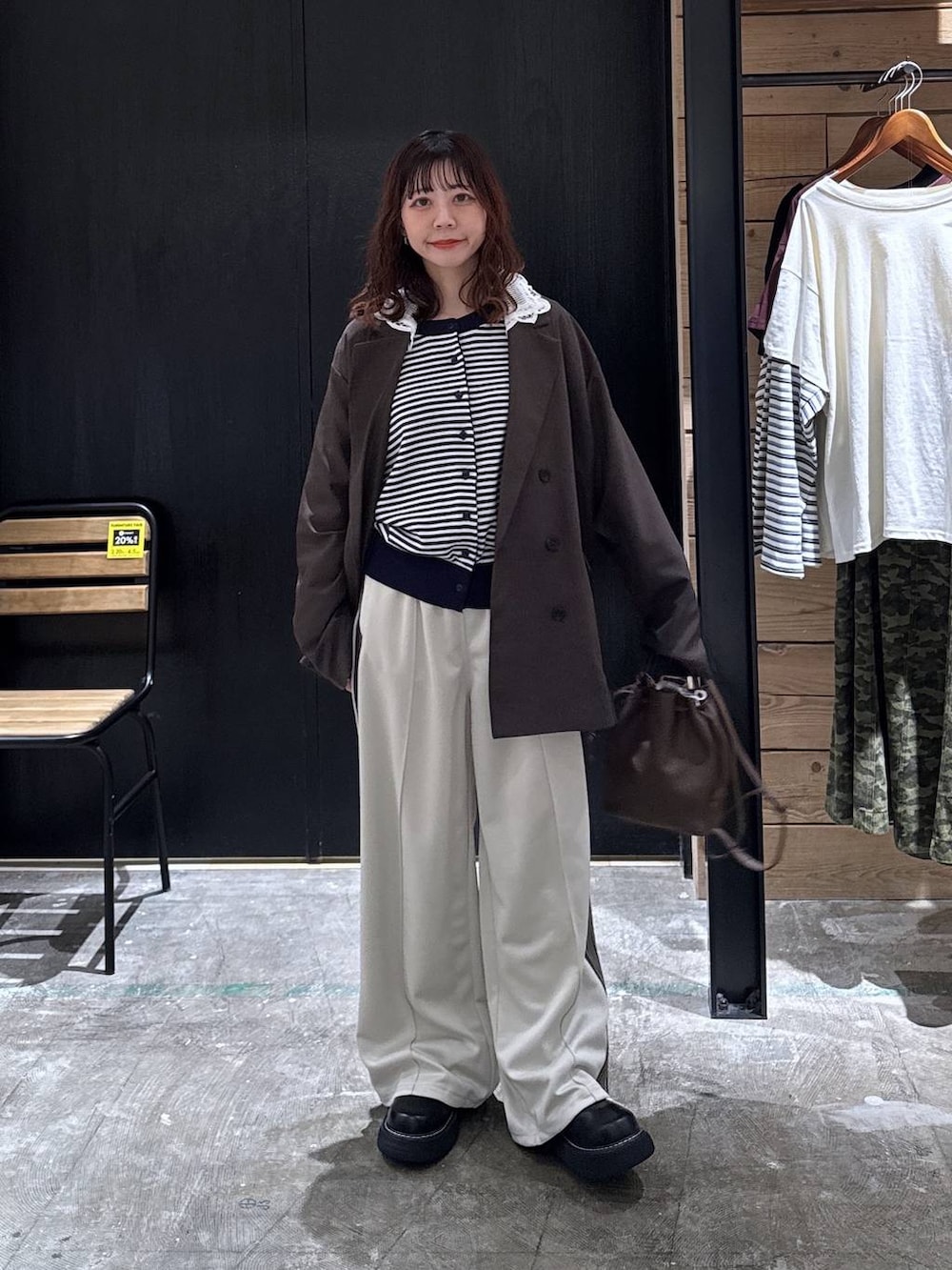 ブラック系のその他シューズ、ブラウン系のショルダーバッグ、ブラウン系のテーラードジャケットを着用したレディースの冬コーディネートの5枚目の写真