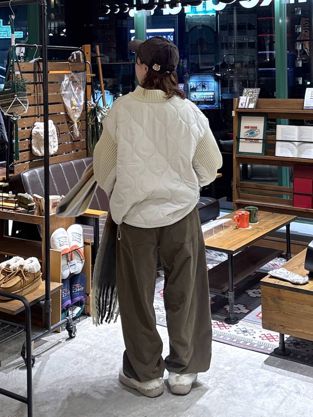 ベージュ系のスリッポン、ブラウン系のその他パンツ、ベージュ系のニット/セーターを着用したレディースの秋コーディネートの5枚目の写真