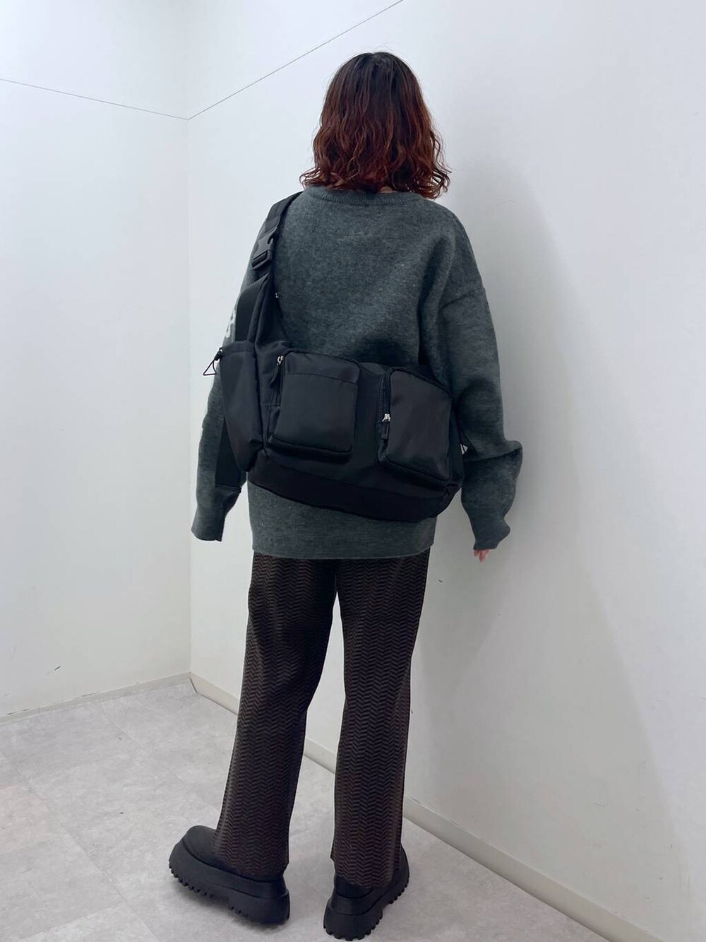 ブルー系のその他パンツ、ブラック系のブーツ、ブラック系のショルダーバッグを着用したレディースの冬コーディネートの5枚目の写真