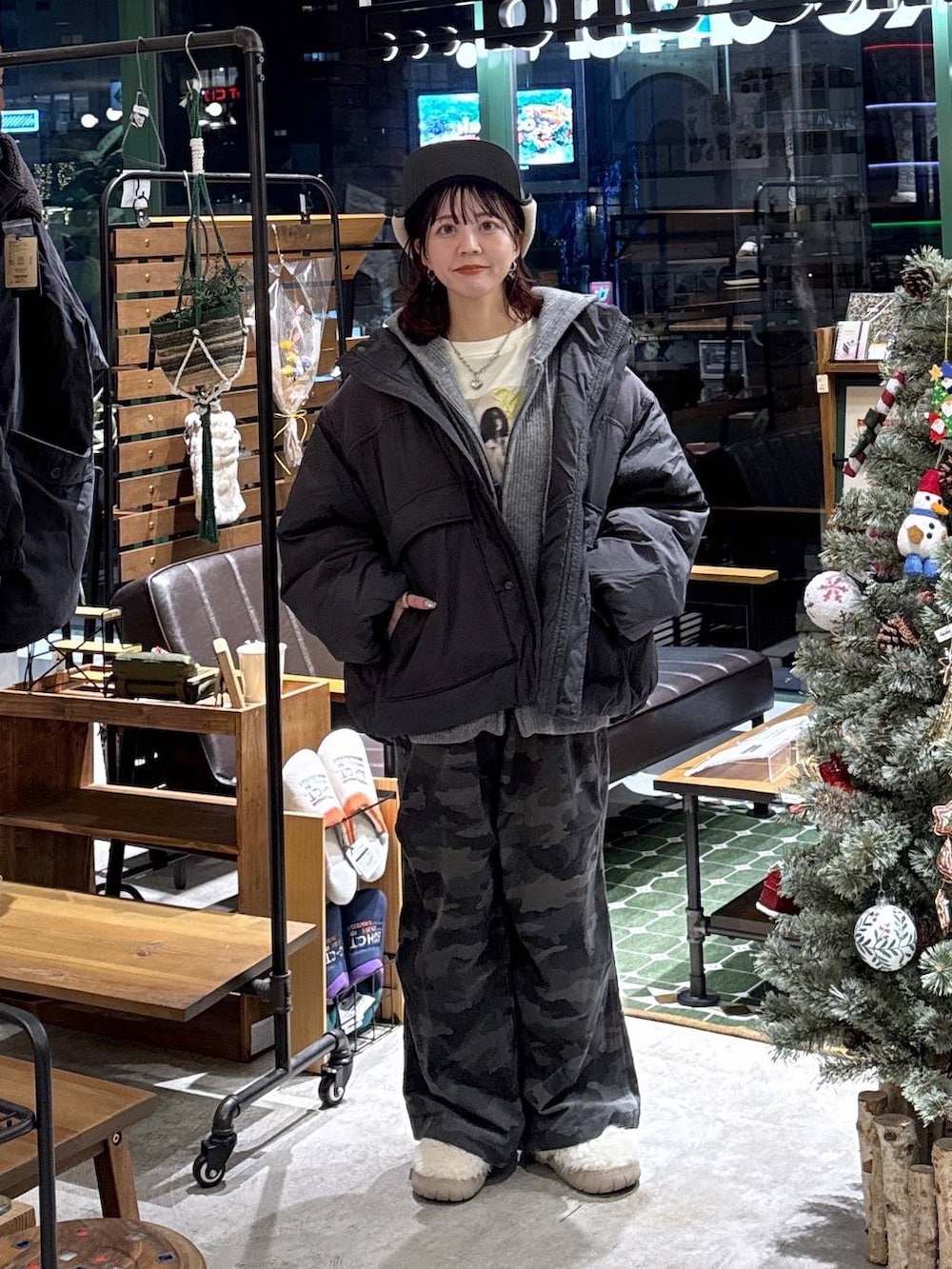 ベージュ系のスリッポン、グレー系のブルゾン、その他のその他パンツを着用したレディースの冬コーディネートの2枚目の写真