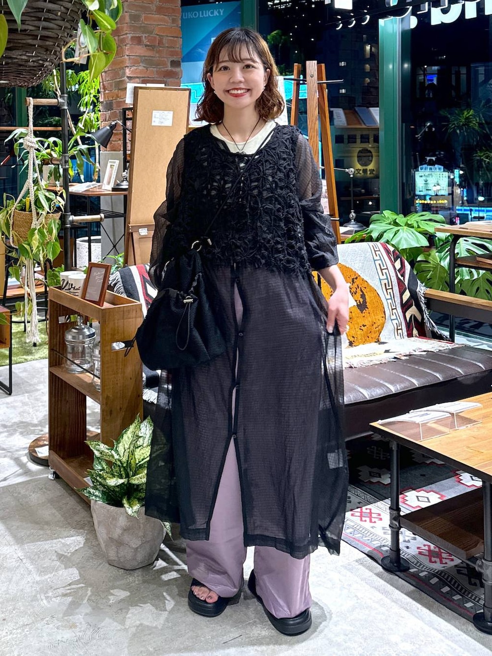 ブラック系のサンダル、ベージュ系のタンクトップ、ブラック系のその他トップスを着用したレディースの夏コーディネートの4枚目の写真