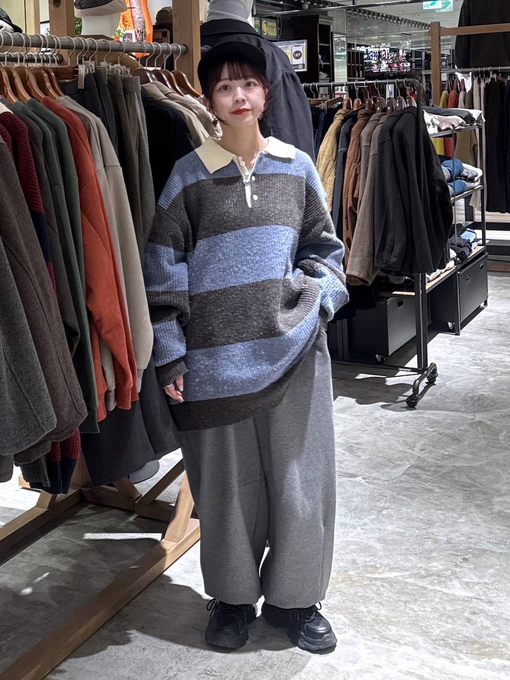 ブラック系のスニーカー、グレー系のその他パンツ、ブラウン系のニット/セーターを着用したレディースの冬コーディネートの6枚目の写真