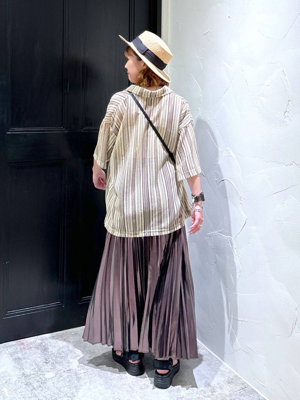 ブラック系のサンダル、ベージュ系のスカート、ブラック系のショルダーバッグを着用したレディースの夏コーディネートの5枚目の写真