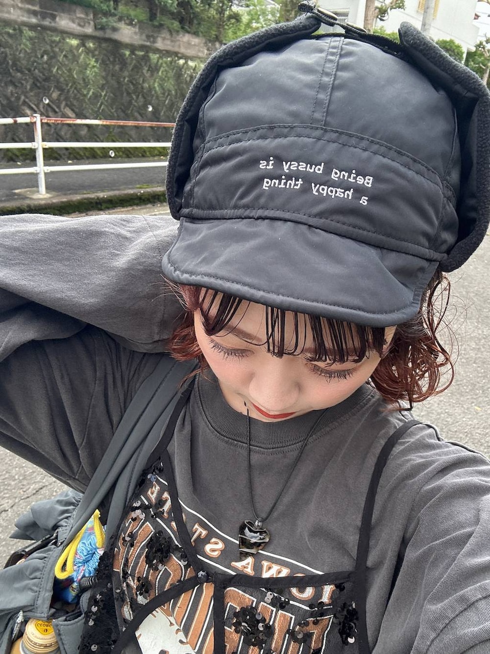 グレー系のTシャツ/カットソー、ブラック系のキャミソールを着用したレディースの秋コーディネートの3枚目の写真