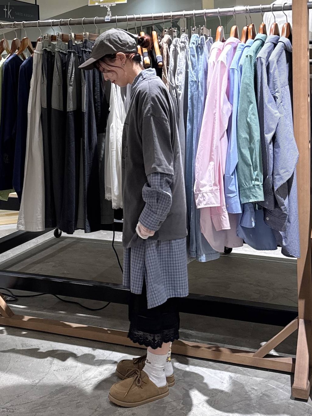 イエロー系のモカシン/デッキシューズ、グレー系のTシャツ/カットソー、ブラック系のスカートを着用したレディースの春コーディネートの3枚目の写真