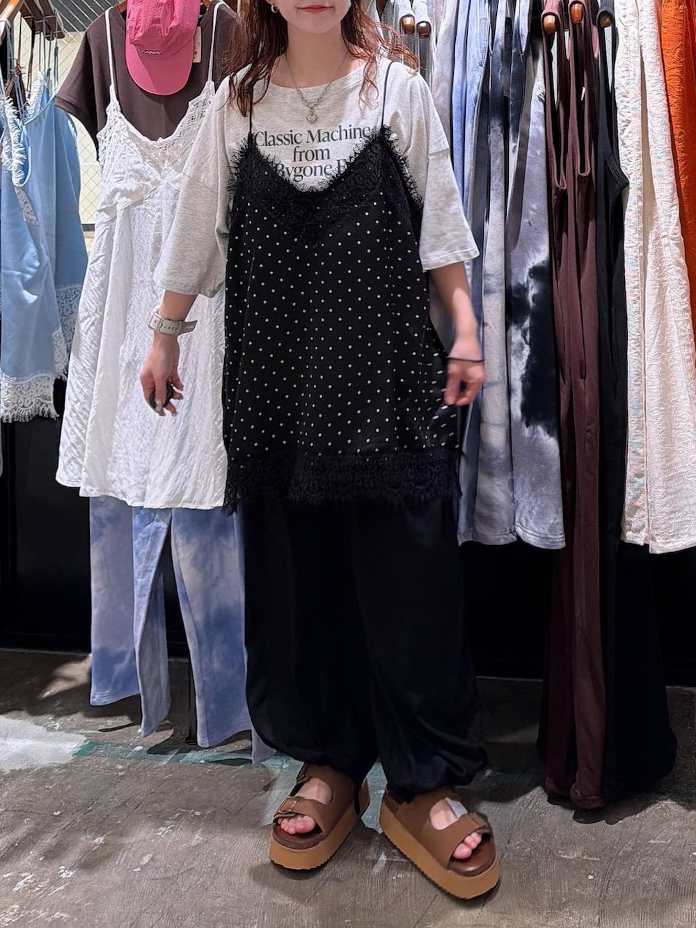ブラウン系のサンダル、ブラック系のその他パンツ、ベージュ系のTシャツ/カットソーを着用したレディースの夏コーディネートの5枚目の写真