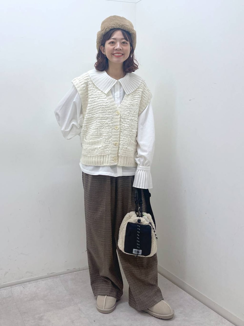 その他のスリッポン、ブラウン系のサロペット/オーバーオール、ベージュ系のショルダーバッグを着用したレディースの冬コーディネートの2枚目の写真