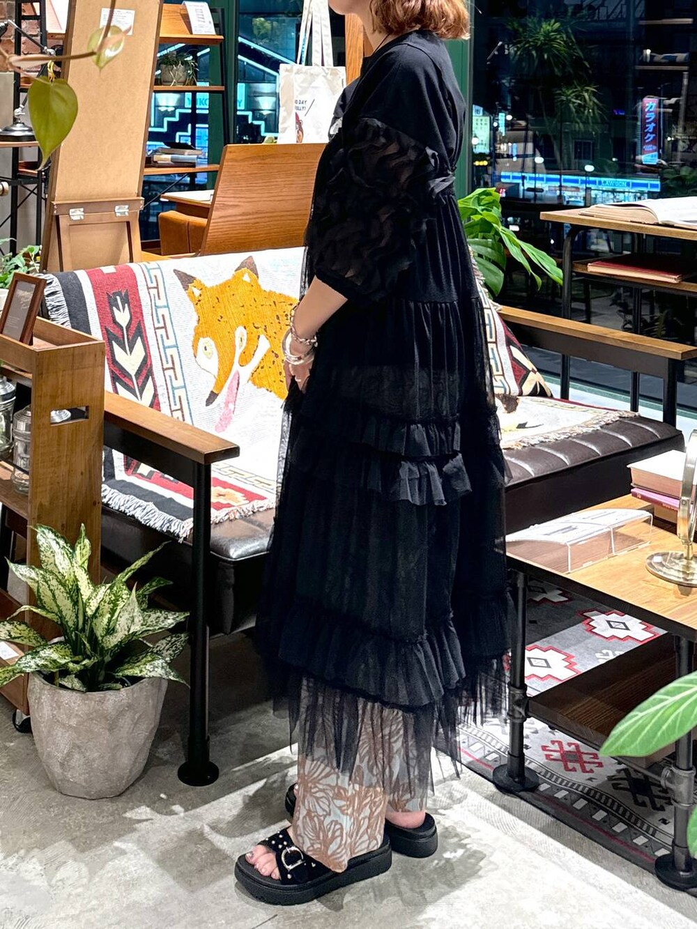 ブラック系のサンダル、ブルー系のその他パンツ、ブラック系のTシャツ/カットソーを着用したレディースの夏コーディネートの7枚目の写真