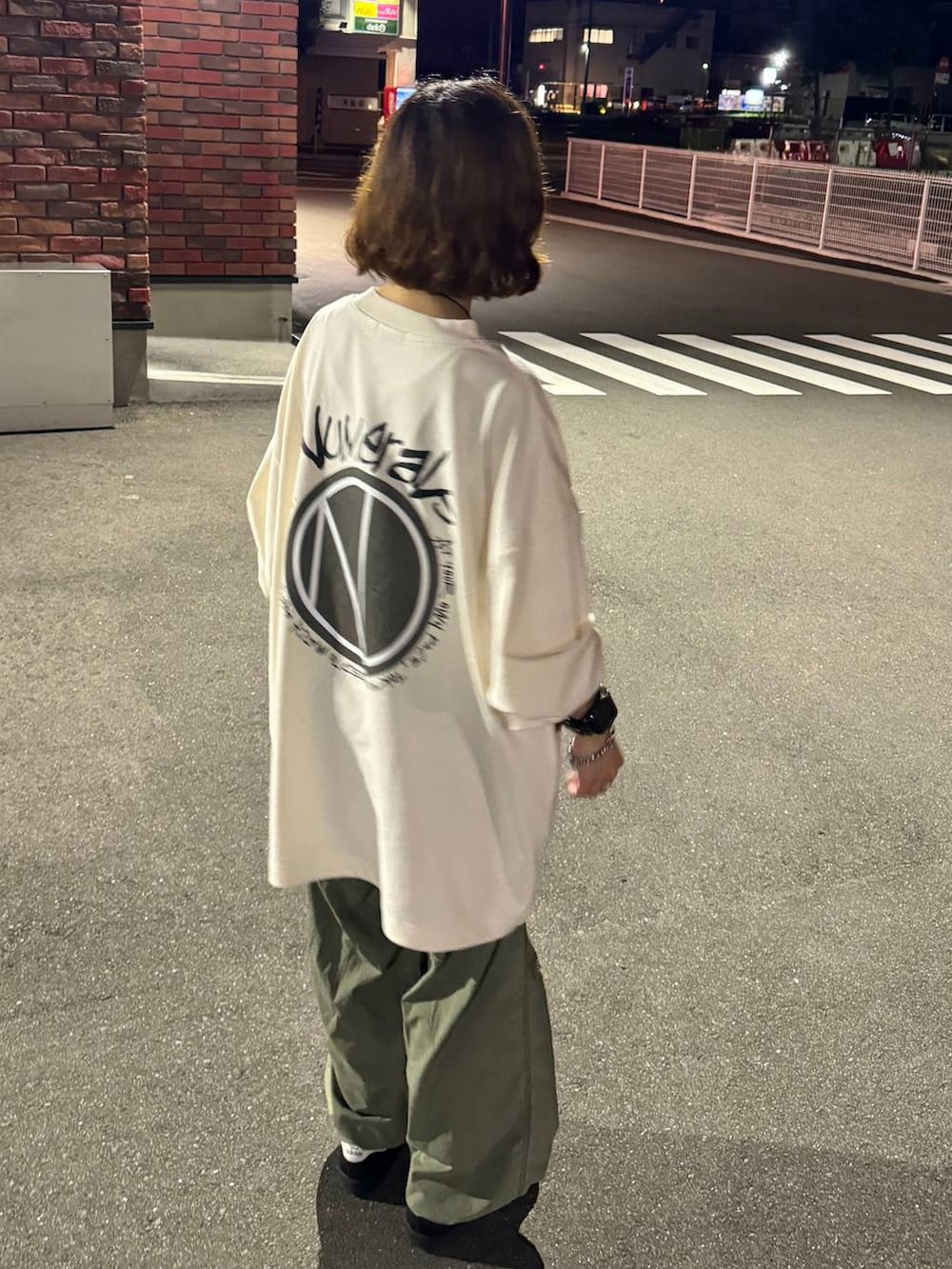 「メンズライク、低身長、カジュアル、niko and ...」｜「NUMERALSの【NUMERALS】グラフィックロングスリーブTシャツ（Tシャツ/カットソー、ホワイト系）」を使った、おでんさん（レディース・153cm）の夏コーディネートの2枚目の写真