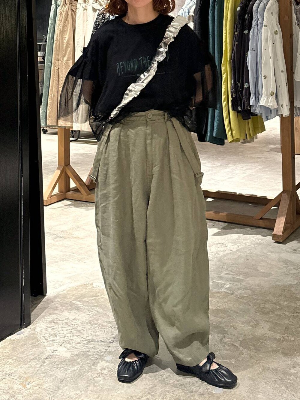 ブラック系のTシャツ/カットソー、ブラック系のパンプスを着用したレディースの春コーディネートの6枚目の写真