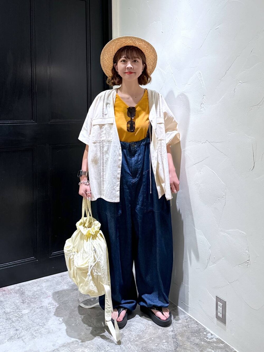 ブラウン系のサングラス、ブラック系のハットを着用したレディースの春コーディネートの9枚目の写真