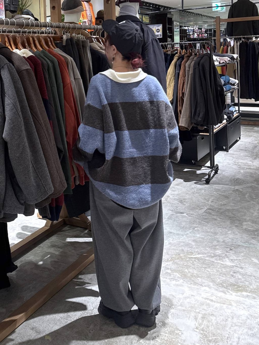 ブラック系のスニーカー、グレー系のその他パンツ、ブラウン系のニット/セーターを着用したレディースの冬コーディネートの3枚目の写真