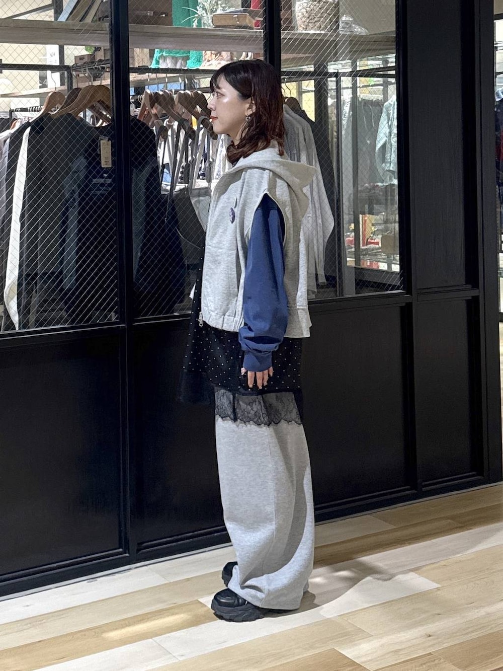 ブラック系のスニーカー、グレー系のスウェットパンツ、ブルー系のTシャツ/カットソーを着用したレディースの冬コーディネートの3枚目の写真