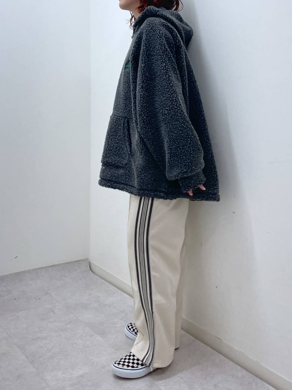 グレー系のパーカー、ベージュ系のその他パンツを着用したレディースの冬コーディネートの4枚目の写真