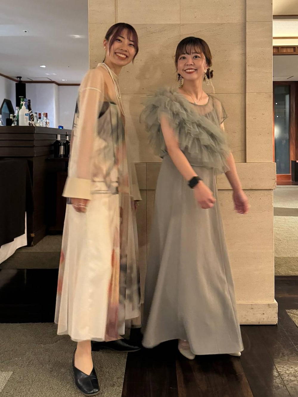 グリーン系のドレス、ブラック系のキャミソールを着用したレディースの夏コーディネートの6枚目の写真