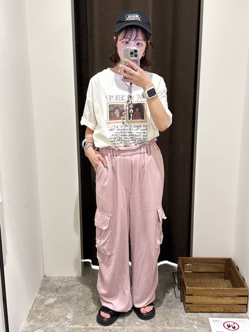 ピンク系のカーゴパンツ、ホワイト系のTシャツ/カットソーを着用したレディースの夏コーディネートの2枚目の写真