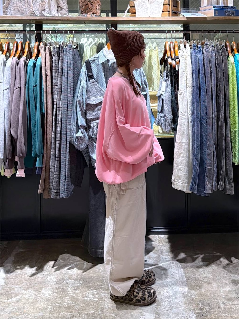 ベージュ系のその他パンツ、その他のモカシン/デッキシューズ、ピンク系のスウェットを着用したレディースの秋コーディネートの5枚目の写真