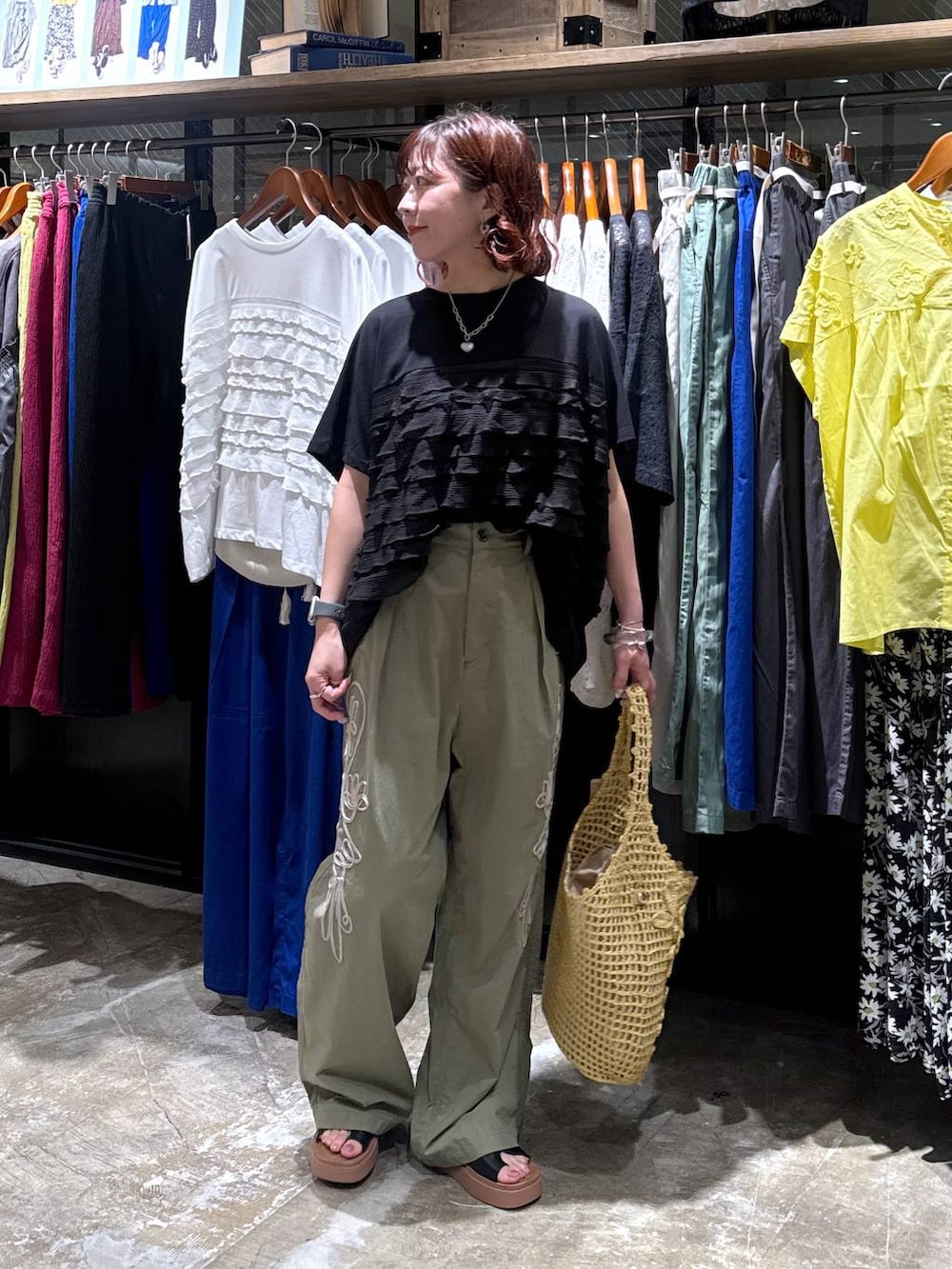 ブラック系のサンダル、ベージュ系のショルダーバッグ、ブラック系のTシャツ/カットソーを着用したレディースの夏コーディネートの2枚目の写真