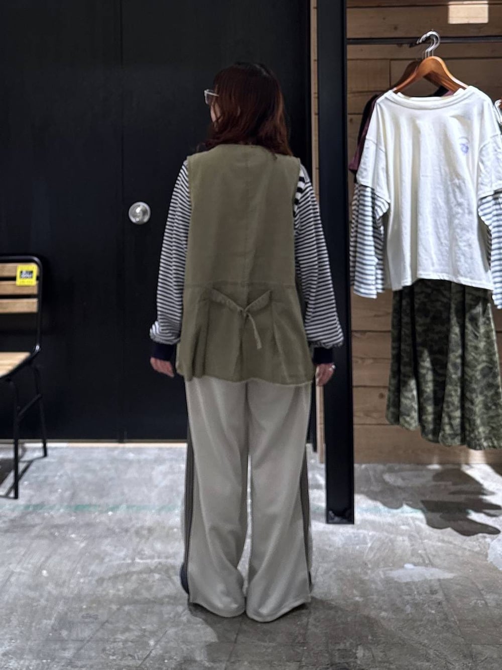 ブラック系のその他シューズ、グリーン系のベスト、ベージュ系のその他パンツを着用したレディースの冬コーディネートの5枚目の写真