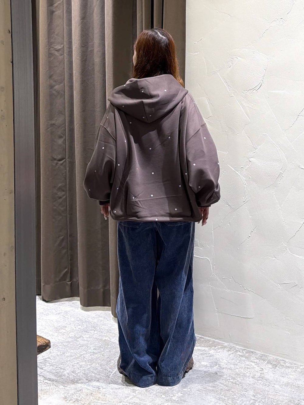 ブラウン系のパーカー、グレー系のTシャツ/カットソー、ブラウン系のスニーカーを着用したレディースの秋コーディネートの4枚目の写真