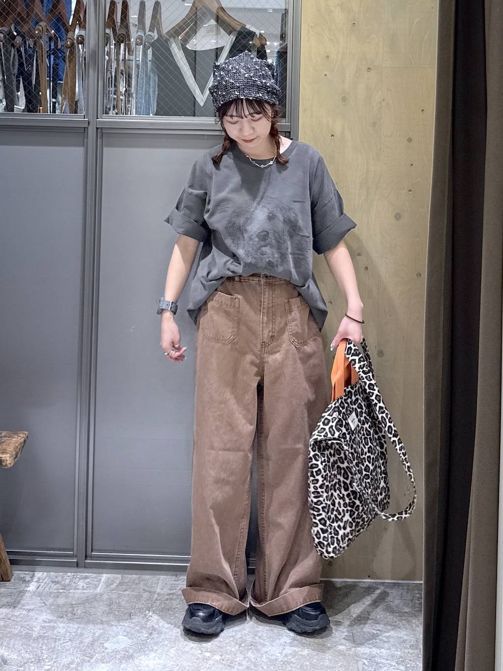 ブラック系のスニーカー、その他のトートバッグ、グレー系のTシャツ/カットソーを着用したレディースの春コーディネートの6枚目の写真