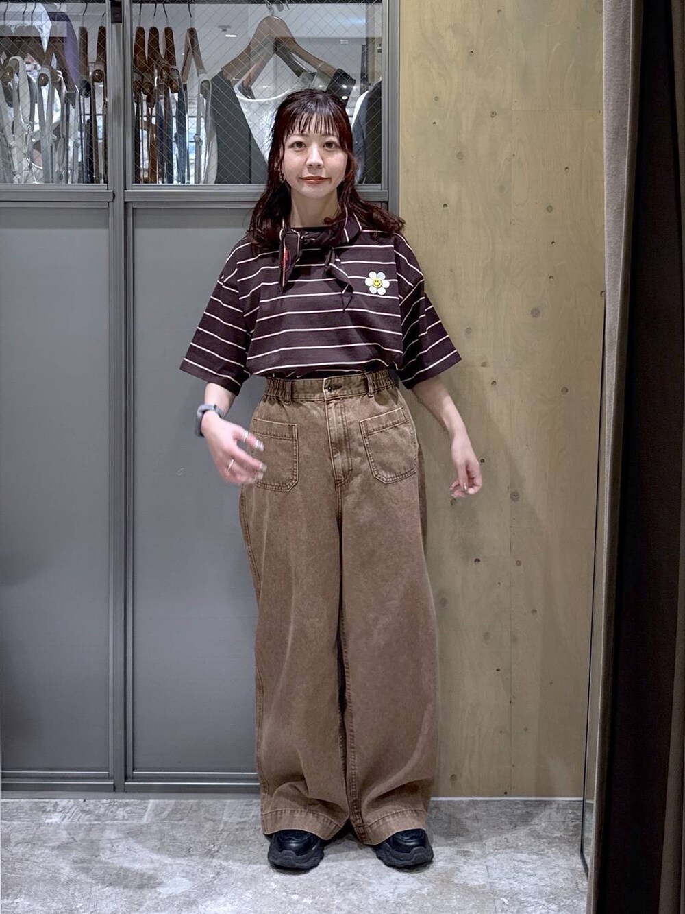 ブラック系のスニーカー、ブラウン系のTシャツ/カットソー、ベージュ系のその他パンツを着用したレディースの春コーディネートの2枚目の写真