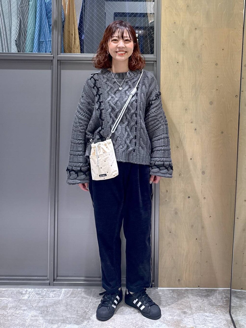 ホワイト系のショルダーバッグ、ブルー系のその他パンツ、グレー系のニット/セーターを着用したレディースの春コーディネートの8枚目の写真