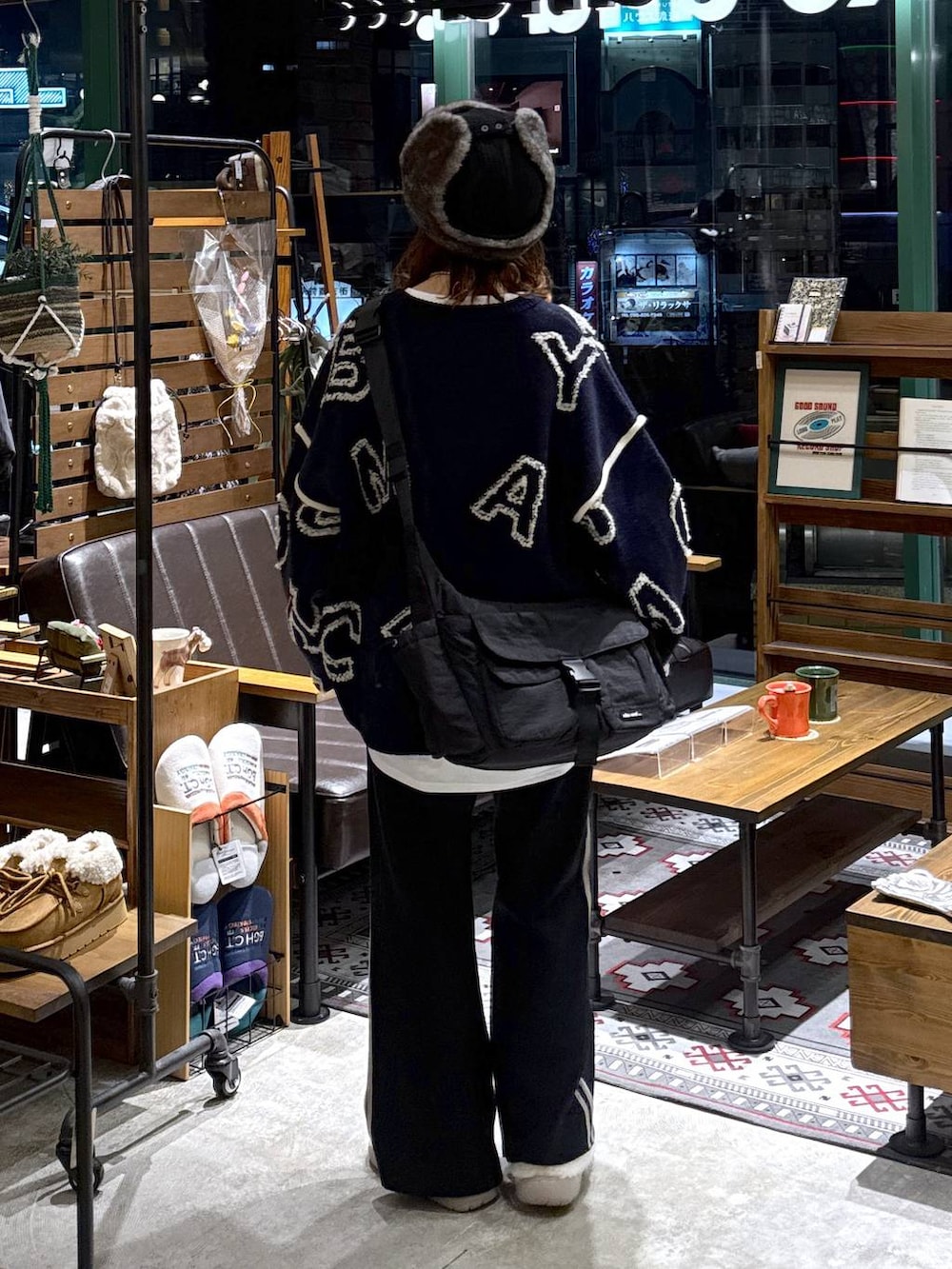 ベージュ系のスリッポン、ホワイト系のTシャツ/カットソー、ブラック系のその他パンツを着用したレディースの秋コーディネートの6枚目の写真