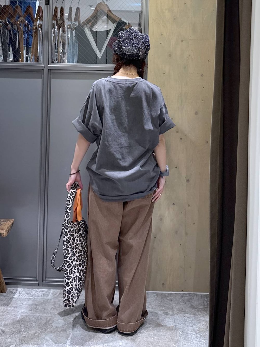 ブラック系のスニーカー、その他のトートバッグ、グレー系のTシャツ/カットソーを着用したレディースの春コーディネートの4枚目の写真