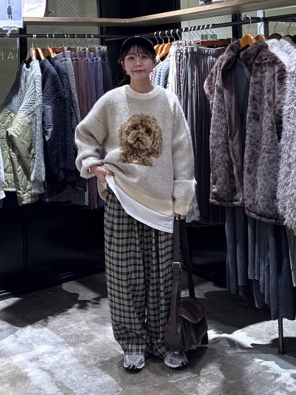 ホワイト系のTシャツ/カットソー、ブラウン系のその他パンツ、ブラウン系のその他アウターを着用したレディースの秋コーディネートの9枚目の写真