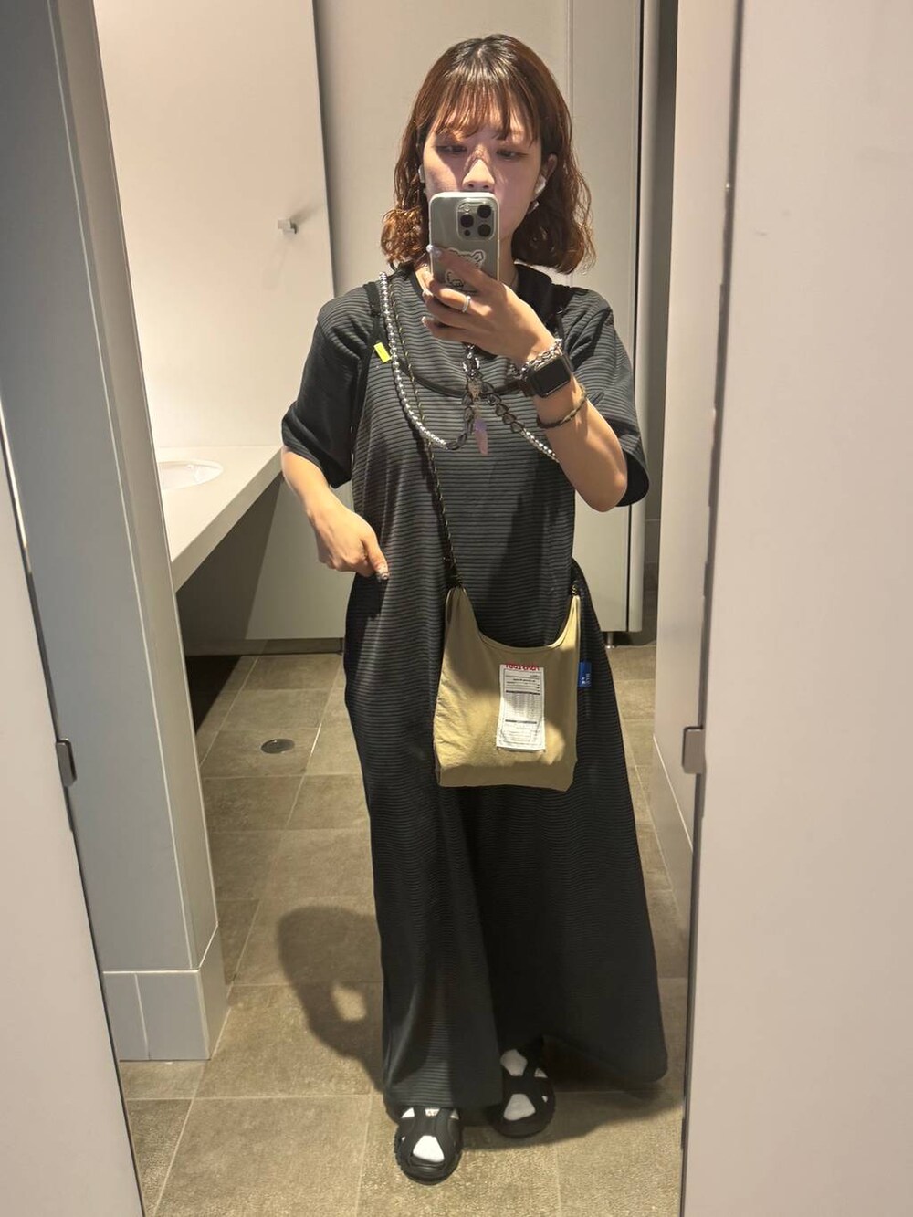 ベージュ系のショルダーバッグ、ブラック系のサンダル、その他のネックレスを着用したレディースの春コーディネートの9枚目の写真