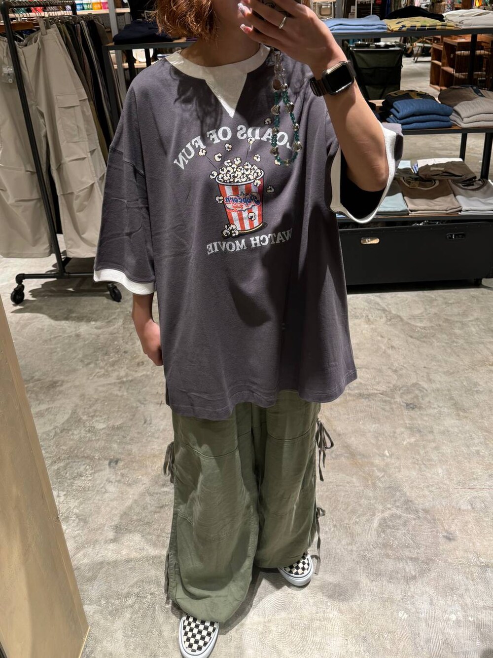 グレー系のTシャツ/カットソー、グリーン系のその他パンツを着用したレディースの春コーディネートの3枚目の写真
