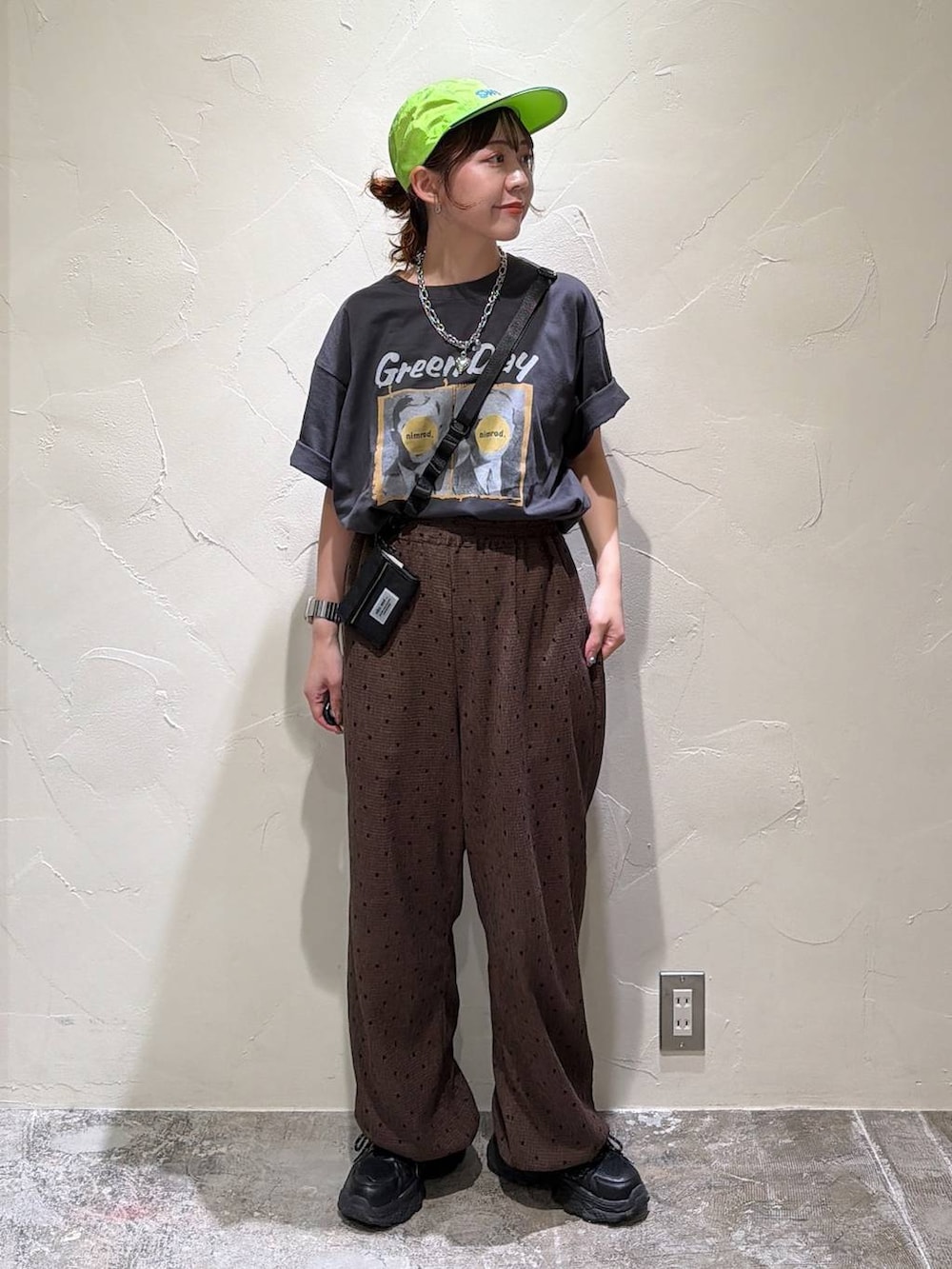 ブラウン系のその他パンツ、グレー系のTシャツ/カットソー、ブラック系の財布を着用したレディースの夏コーディネートの7枚目の写真