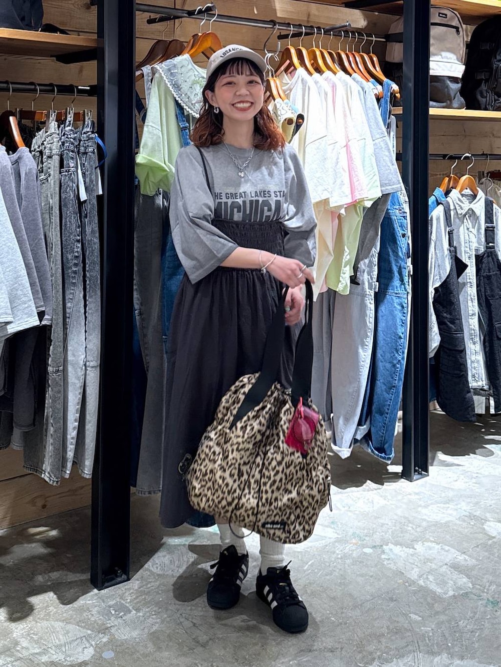 「メンズライク、低身長、カジュアル、niko and ...」｜「niko and...のオリジナルアソートロゴ刺繍キャップ（キャップ、ベージュ系）」を使った、おでんさん（レディース・152cm）の春コーディネートの2枚目の写真