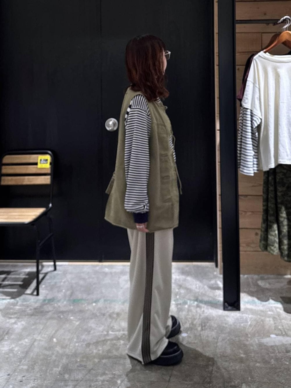 ブラック系のその他シューズ、グリーン系のベスト、ベージュ系のその他パンツを着用したレディースの冬コーディネートの6枚目の写真