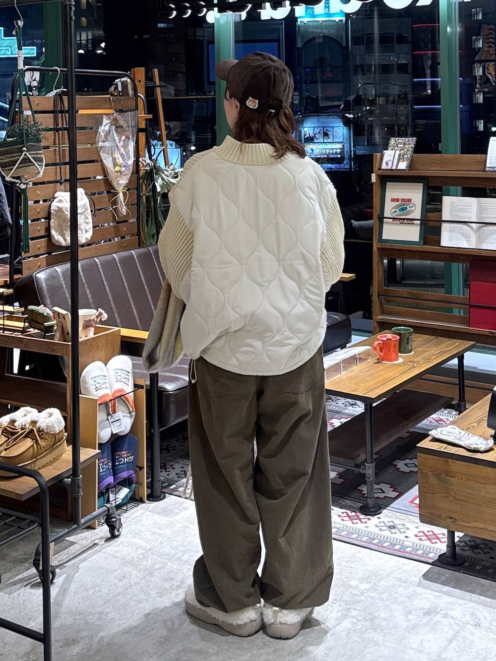 ベージュ系のスリッポン、ブラウン系のその他パンツ、ベージュ系のニット/セーターを着用したレディースの秋コーディネートの6枚目の写真