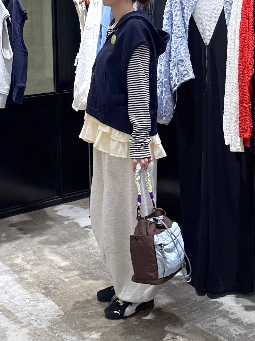 グレー系のスウェットパンツ、ブルー系のTシャツ/カットソー、その他のショルダーバッグを着用したレディースの春コーディネートの3枚目の写真