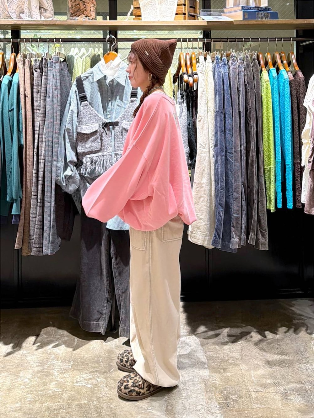 ベージュ系のその他パンツ、その他のモカシン/デッキシューズ、ピンク系のスウェットを着用したレディースの秋コーディネートの3枚目の写真