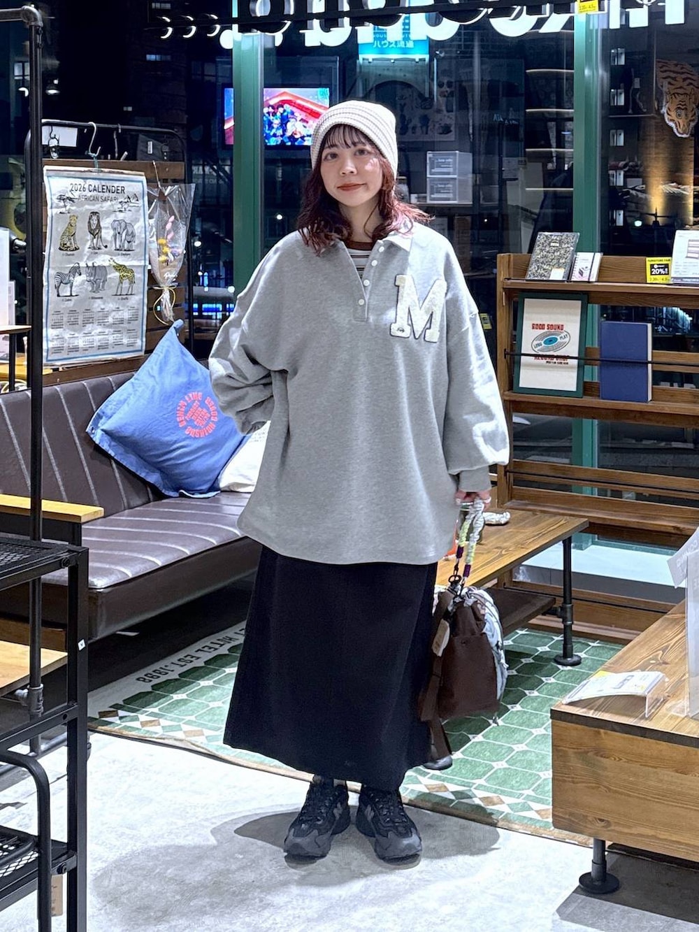 ブルー系のスカート、ブルー系のTシャツ/カットソー、グレー系のスウェットを着用したレディースの冬コーディネートの6枚目の写真