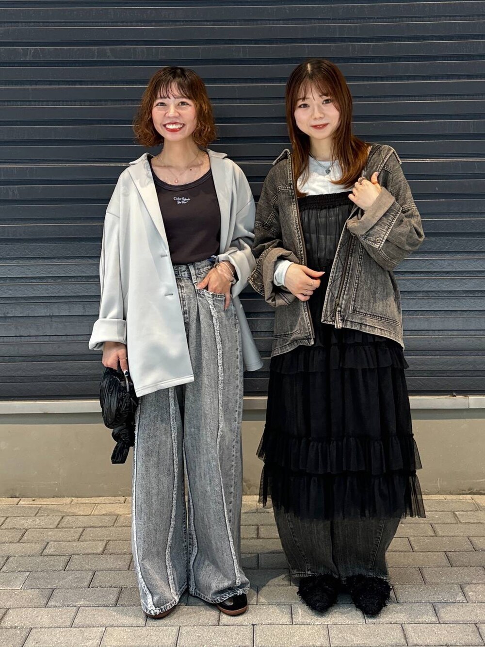 グレー系のTシャツ/カットソー、ブラック系のスカート、グレー系のデニムパンツを着用したレディースの秋コーディネートの8枚目の写真