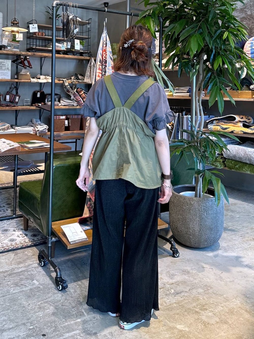 ブラック系のその他パンツ、グレー系のTシャツ/カットソーを着用したレディースの春コーディネートの4枚目の写真